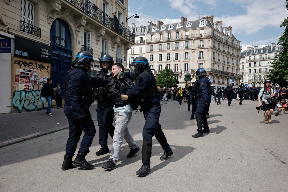 Manifestantes entraram em confronto com a polícia nesta sexta-feira (1º). — Foto: Benoit Tessier/Reuters