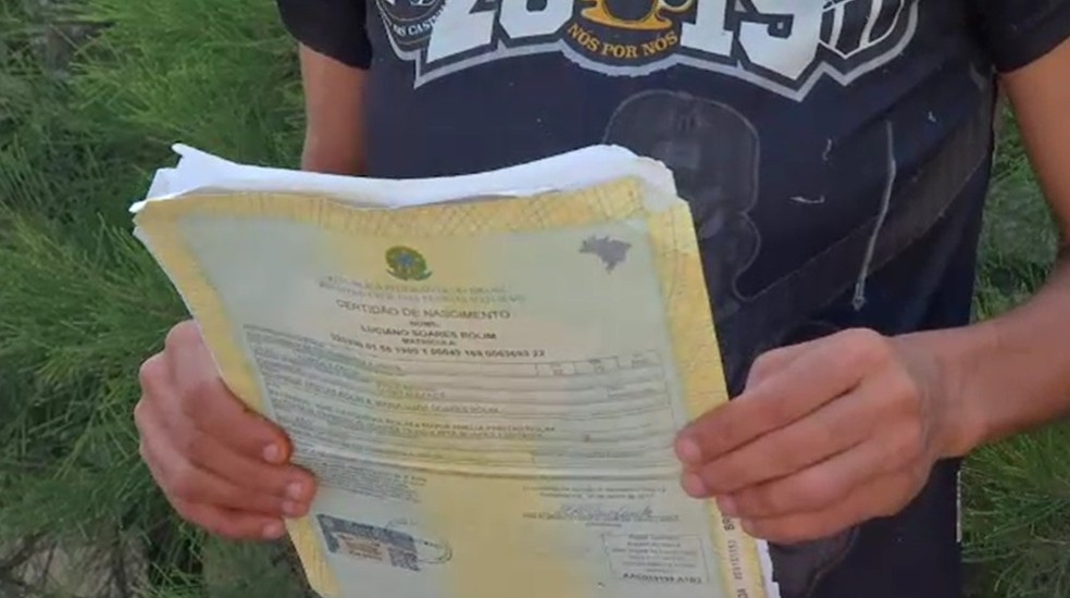 A catadora Luciana Soares Rolim tenta mudar a própria certidão de nascimento que foi impressa com o nome "Luciano" e com o sexo masculino. — Foto: Reprodução/TV Verdes Mares