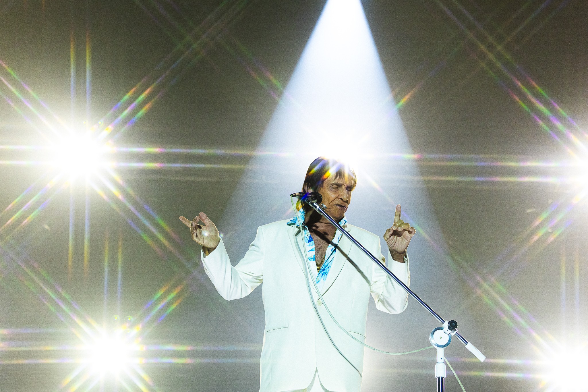 Com coro emocionante, Roberto Carlos emociona gerações na Festa Junina de Votorantim