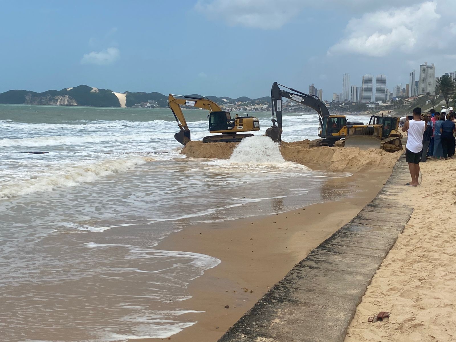 Obra da engorda da praia de Ponta Negra tem pausa nas atividades 4 dias após início