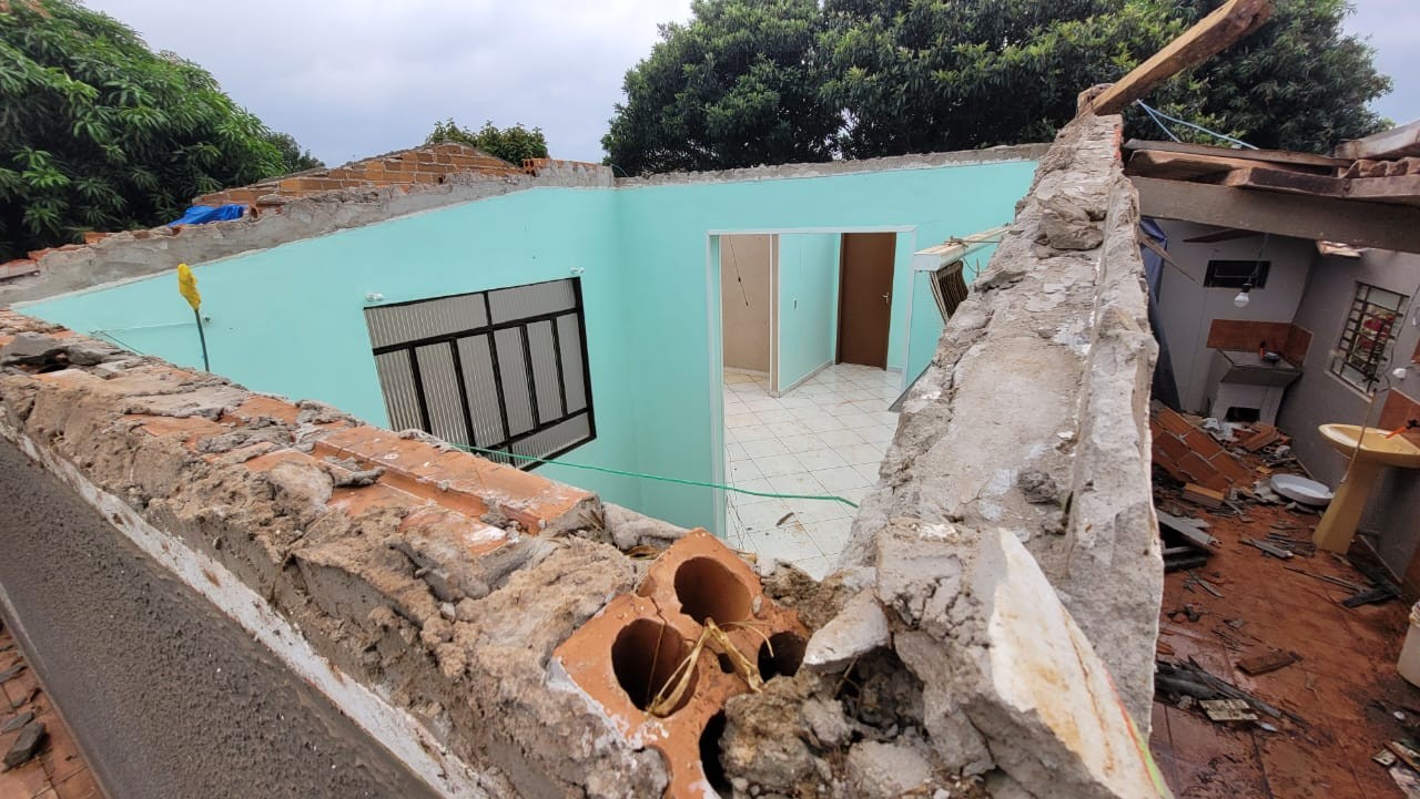 
Temporal derruba torre de energia, telhado de escola e árvores pelo Paraná