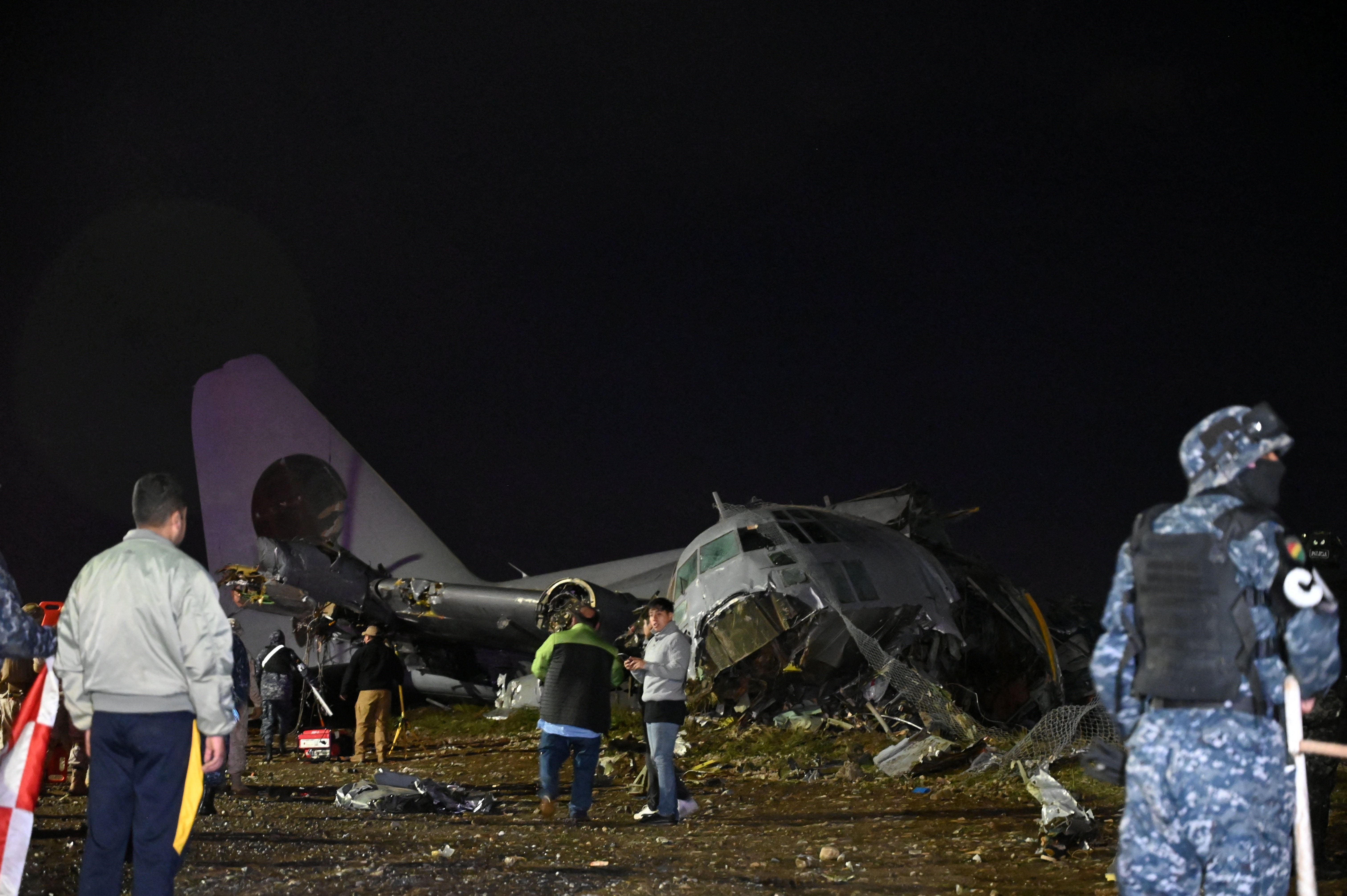 Pessoas tentam saquear carga de dinheiro após acidente de avião na Bolívia, e governo manda queimar cédulas