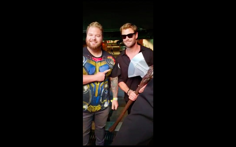 Thor da fiel? Apresentador presenteia Chris Hemsworth com camisa do  Corinthians; veja - Lance!