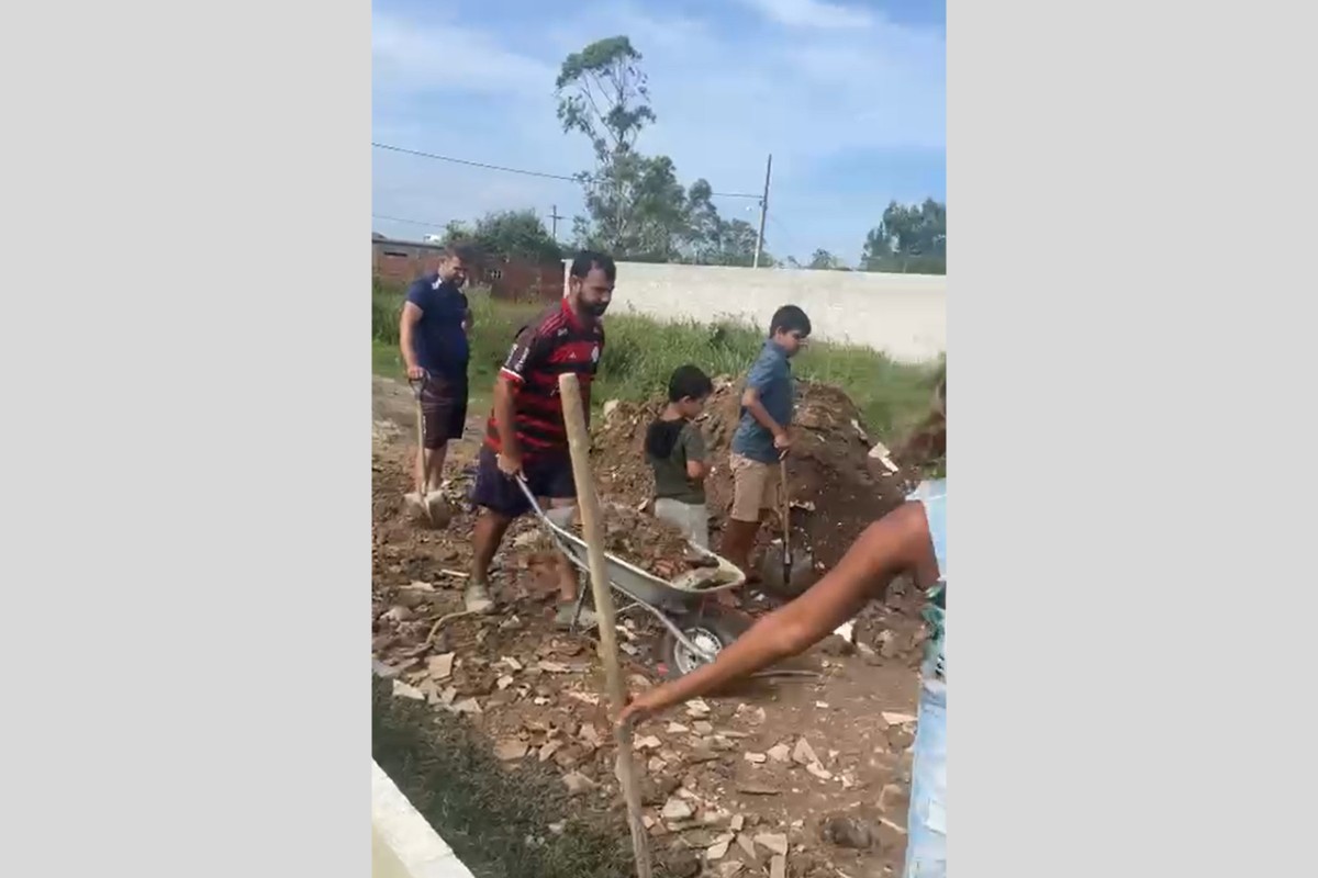 Moradores fazem vaquinha para reparar rua e cobram drenagem em Unamar