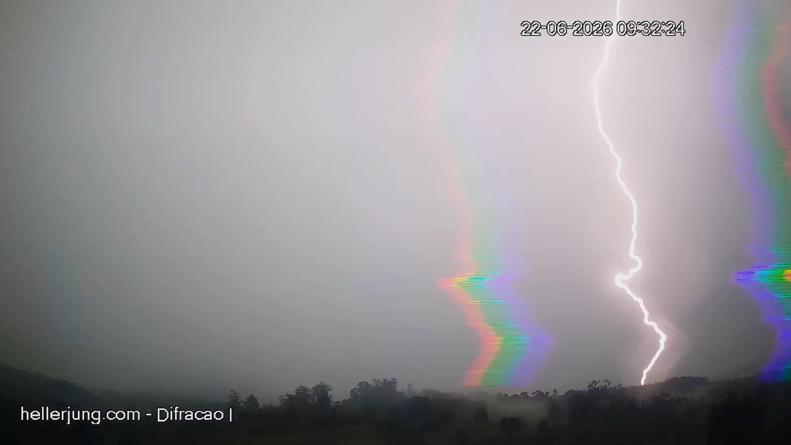 VÍDEO: Queda de raio no RS forma 'arco-íris' no céu; entenda o fenômeno