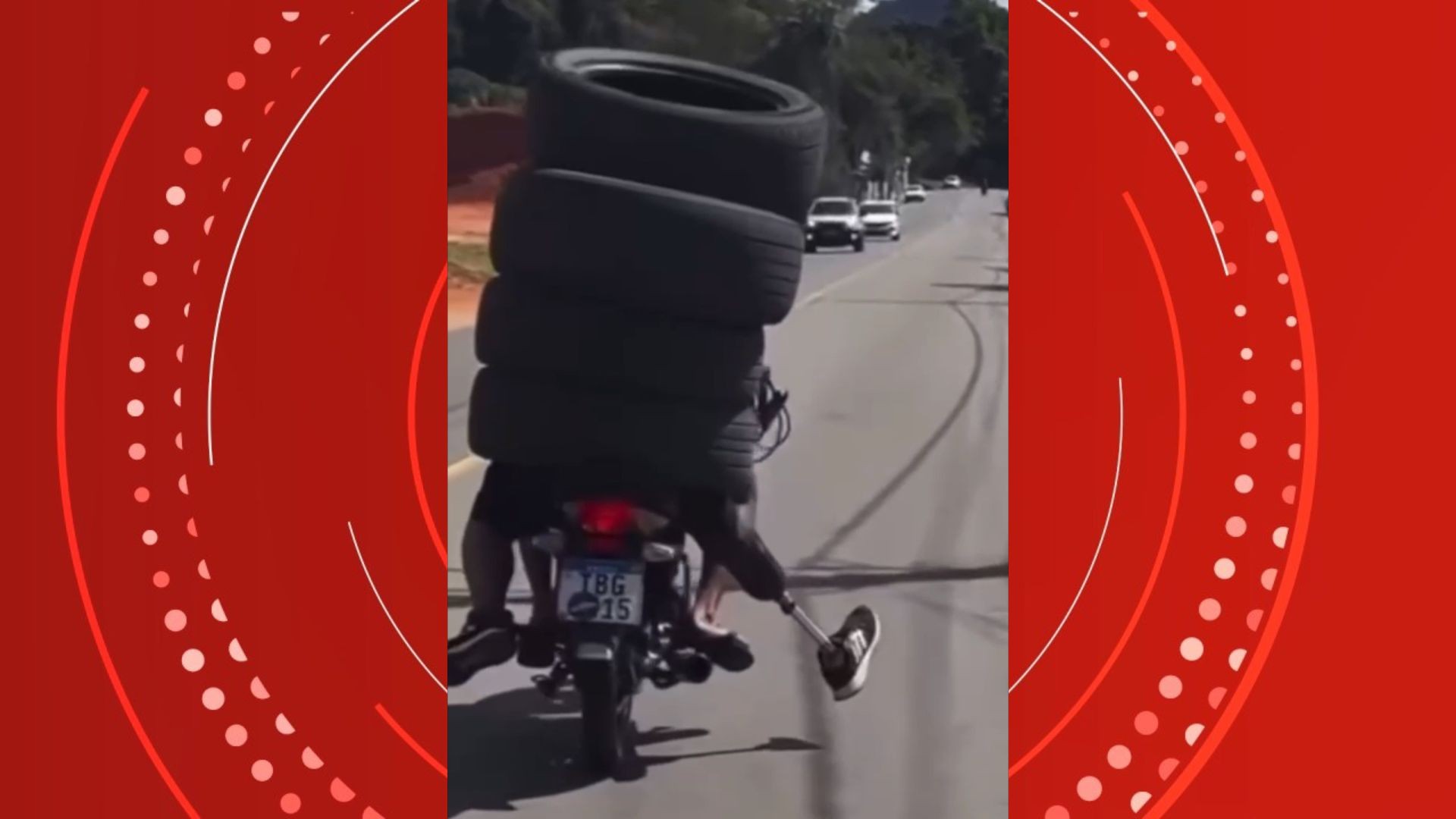 VÍDEO: homem com prótese na perna e 'vestindo' quatro pneus é flagrado em cima de moto no ES