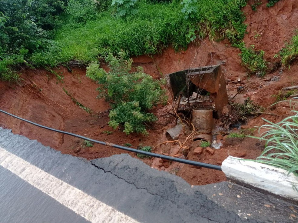 Cratera que se formou com as chuvas — Foto: Divulgação