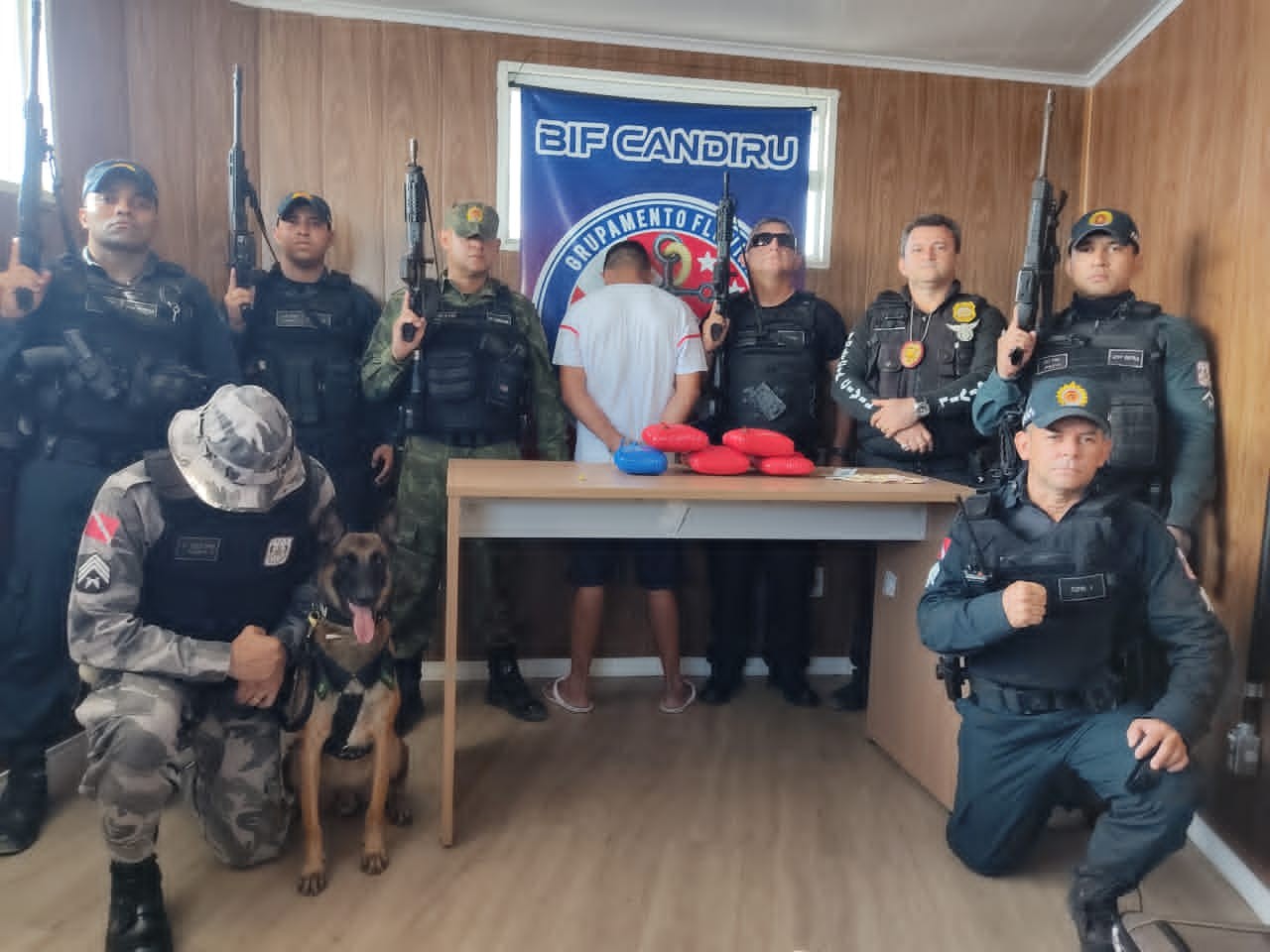Com auxílio de cão farejador, agentes da BIF Candiru apreendem mais de 6kg de entorpecentes