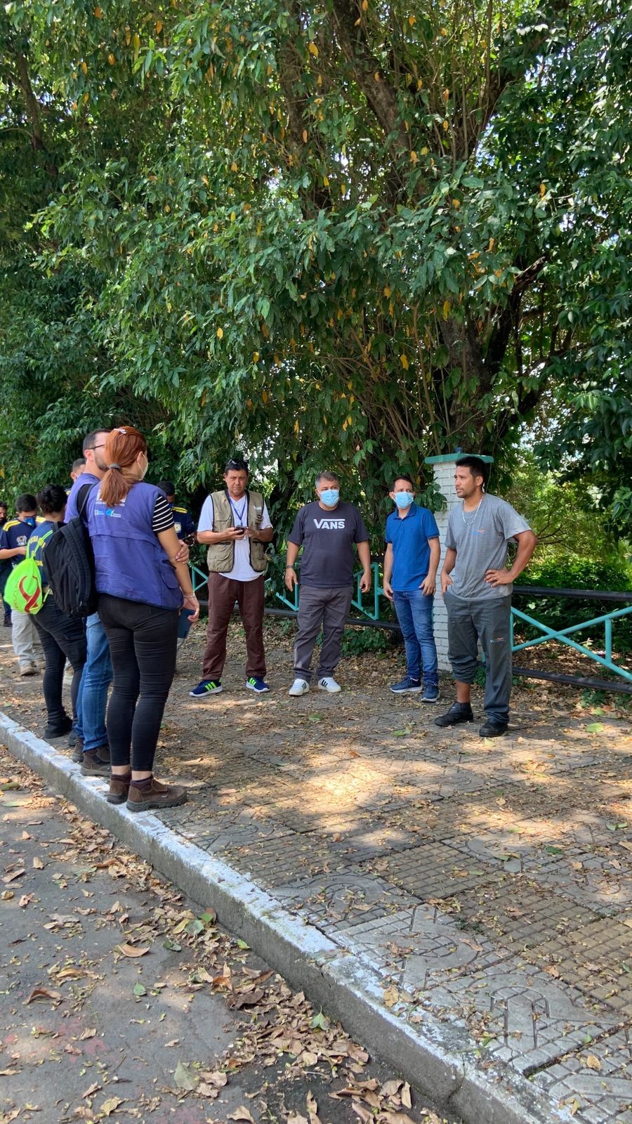 Caminhão que carregava ácido clorídrico se choca com ponte em Volta Redonda