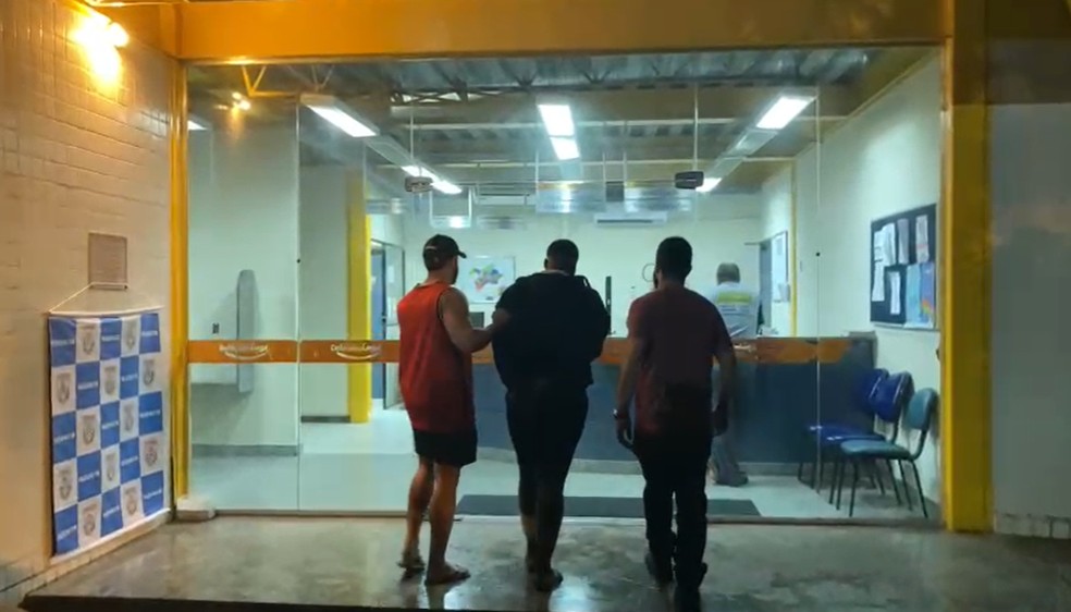 Polícia apreende adolescente suspeito de ataque que deixou dois homens mortos e idoso ferido na Baixada Fluminense — Foto: Reprodução