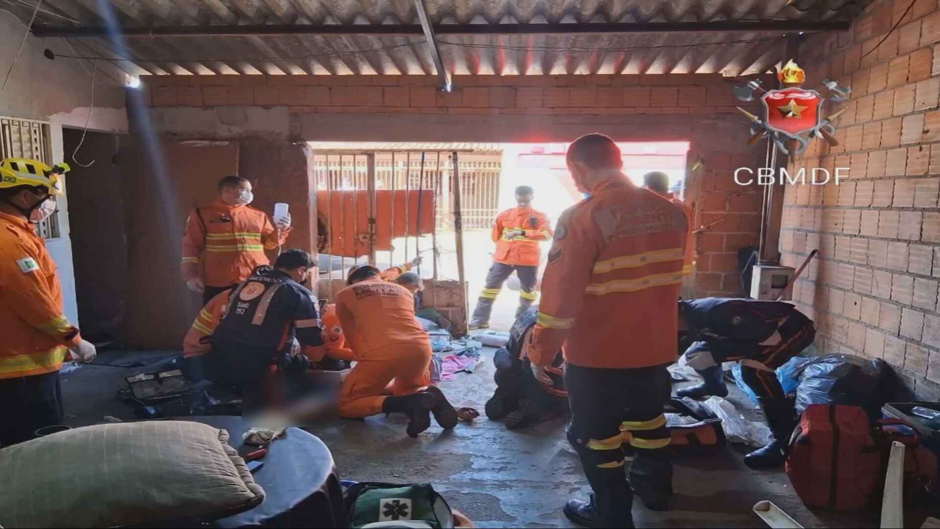Homem ataca pessoas com faca, é imobilizado com 'mata-leão' e morre no DF