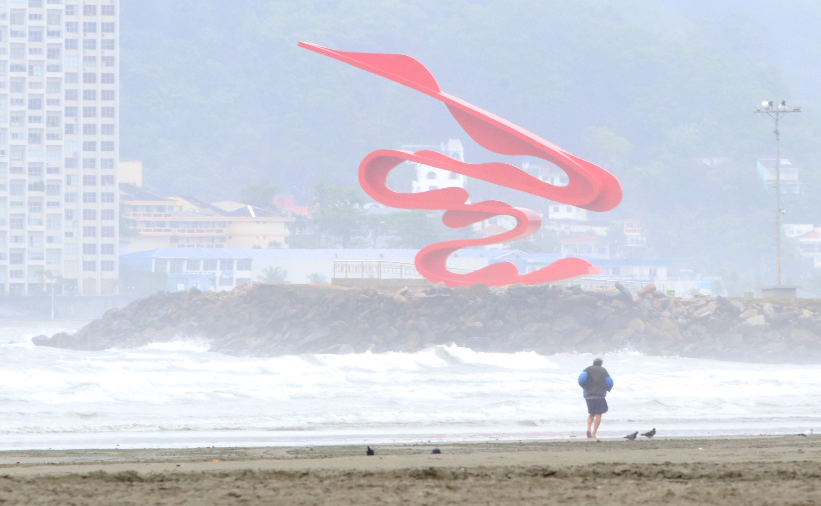 Fenômenos climáticos trazem chuva e frio fora de época para a Baixada Santista