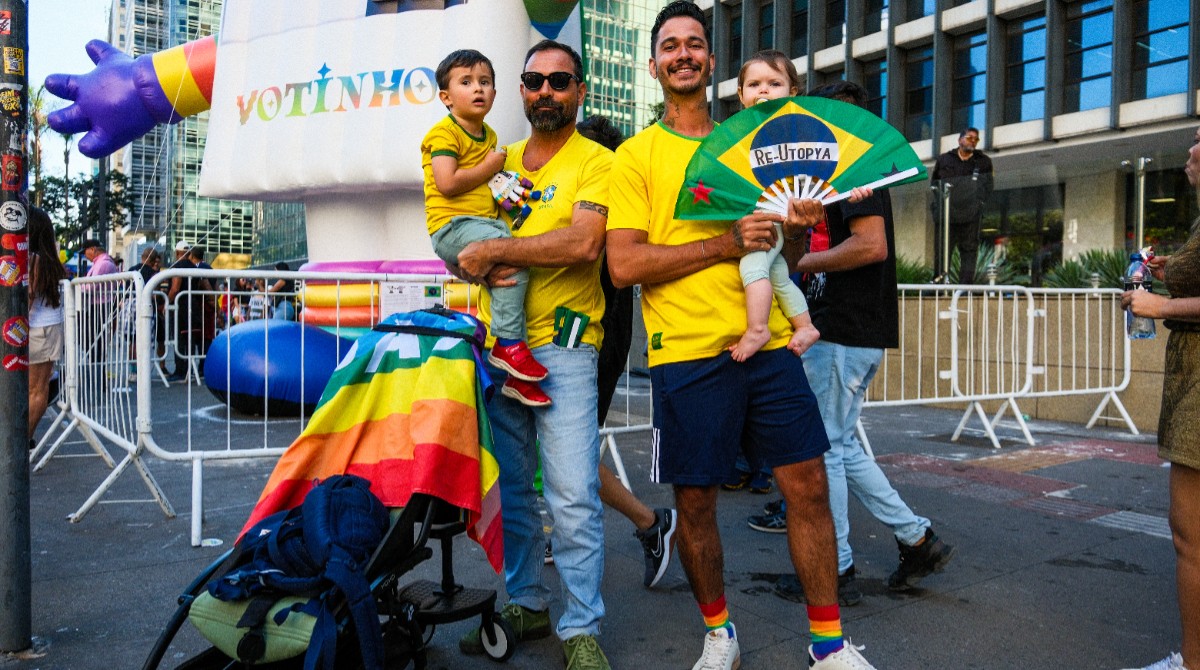 Com tema político, Parada LGBT+ em SP reúne multidão com camisas do Brasil e famílias com crianças
