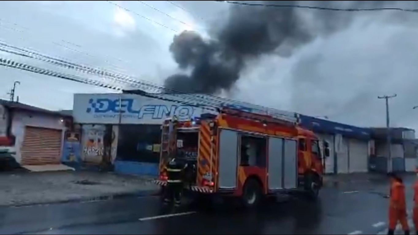 Incêndio atinge três veículos em oficina no Poço, em Maceió