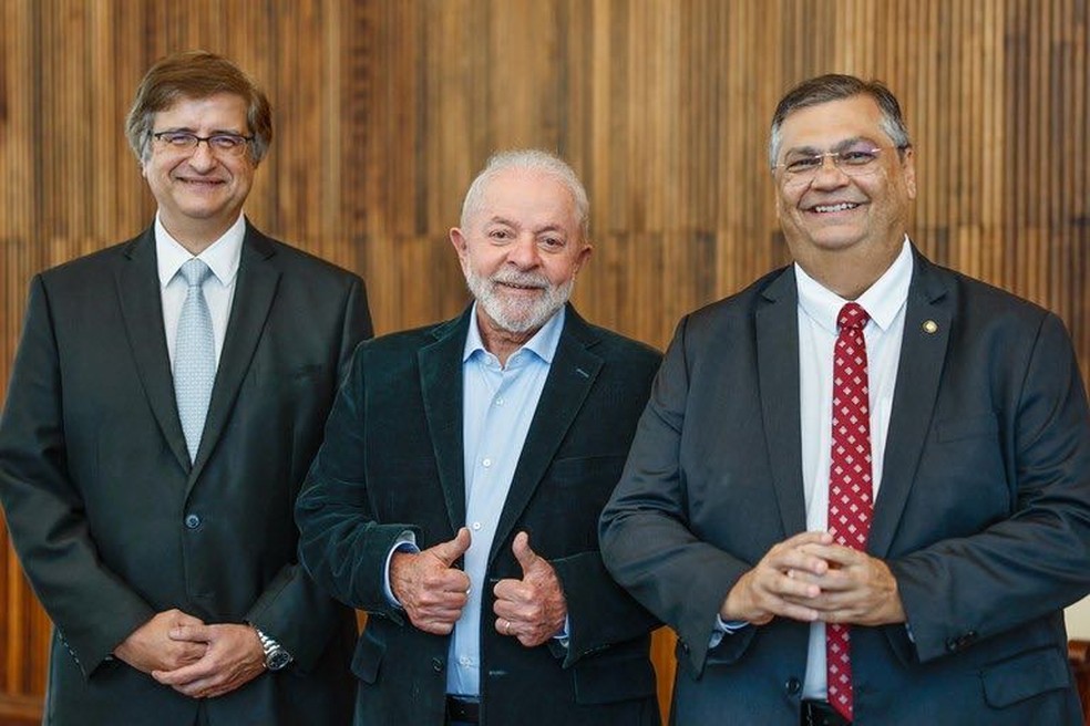 Lula ao lado dos indicados para a PGR, Paulo Gonet (esquerda), e para o STF, Flávio Dino — Foto: Ricardo Stucket/PR
