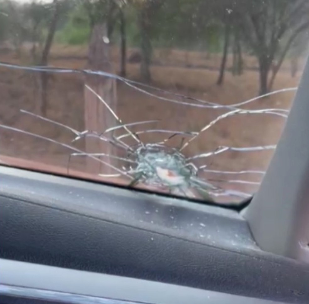 Veículo com marcas de tiros e vidros estilhaçados após ataque contra vereador em Novo Horizonte — Foto: Reprodução/Redes Sociais