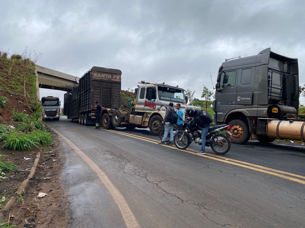 Caminh&atilde;o foi retirado por volta das 8h25 com a ajuda de um guincho &mdash; Foto: Kleyton Guilherme/TV Integra&ccedil;&atilde;o