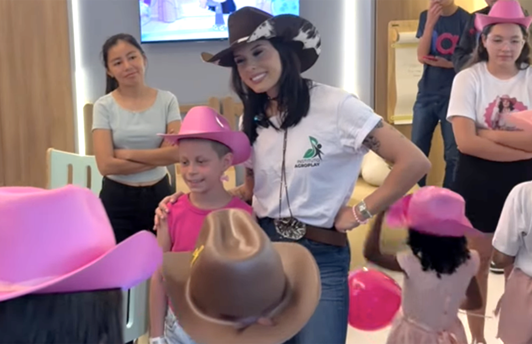 Ana Castela surpreende crianças no Hospital de Amor em Barretos, SP, na inauguração de nova ala