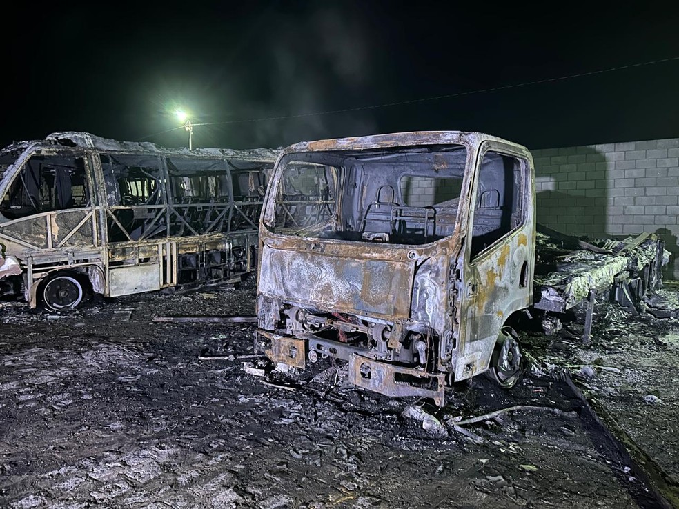 6 �nibus foram atingidos, al�m de um caminh�o � Foto: Sandra Paula/TV Para�ba