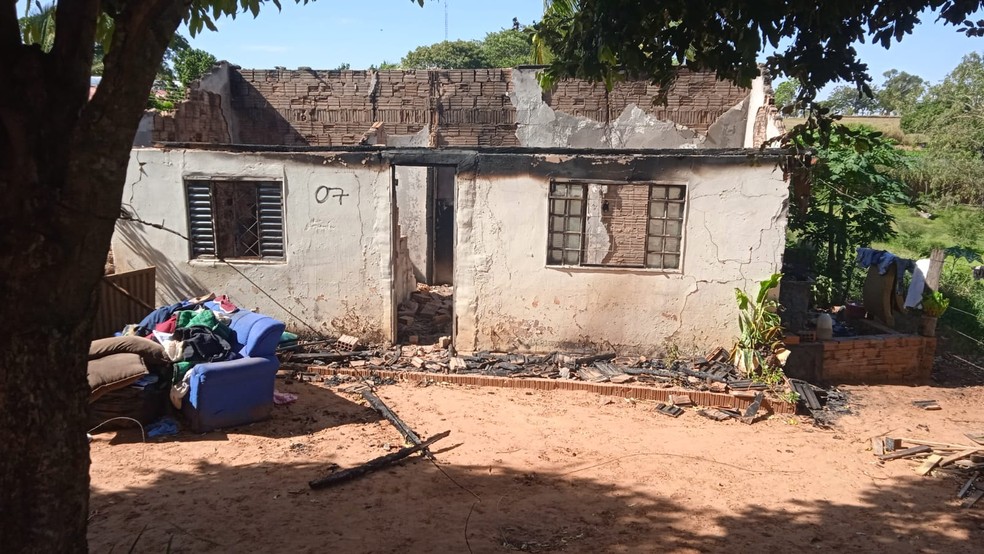 Incêndio em residência mata uma pessoa e deixa outra gravemente ferida, em Santo Expedito (SP) — Foto: Kawanny Barros/TV Fronteira