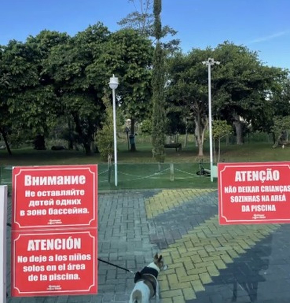 Placa de sinalização em russo, na região dos Ingleses, na ilha de Florianópolis — Foto: Reprodução/Redes sociais