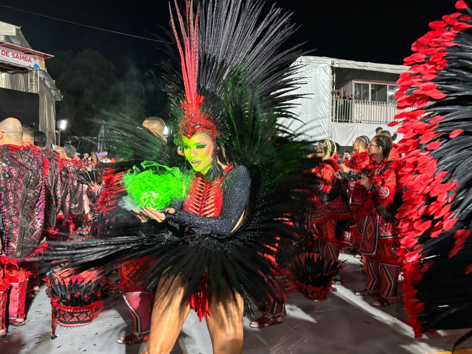Lexa faz estreia no carnaval paulistano como madrinha de bateria da Dragões da Real e fantasia com efeito especial