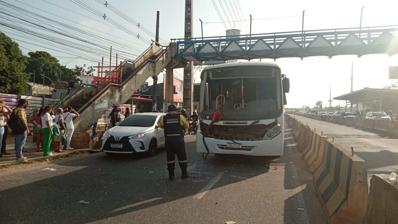 Acidente entre micro-ônibus escolar e ônibus deixar mulher ferida e causa engarrafamento na BR-316