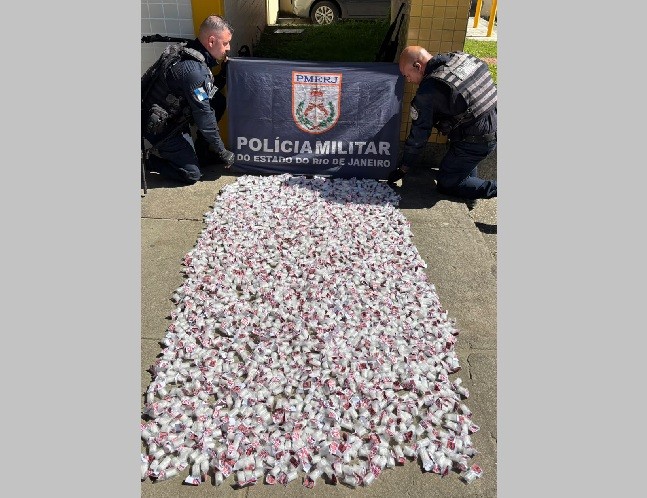 Denúncia anônima leva policiais a esconderijo com 13 kg de cocaína em São Pedro da Aldeia