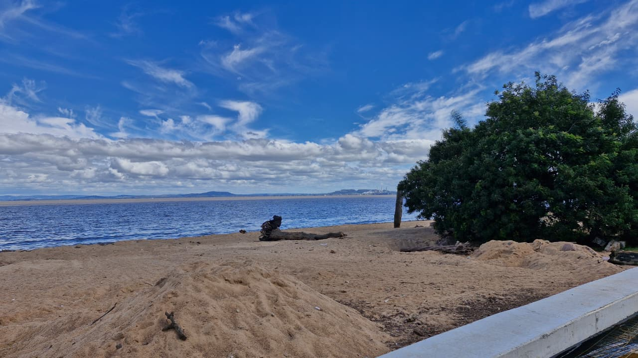 Perna humana é encontrada na orla de Ipanema; IGP fará comparação genética com restos mortais de vítima deixada em mala