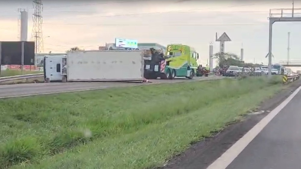 Caminhão tomba e causa interdição parcial da Rodovia Washington Luís em Rio Preto-SP