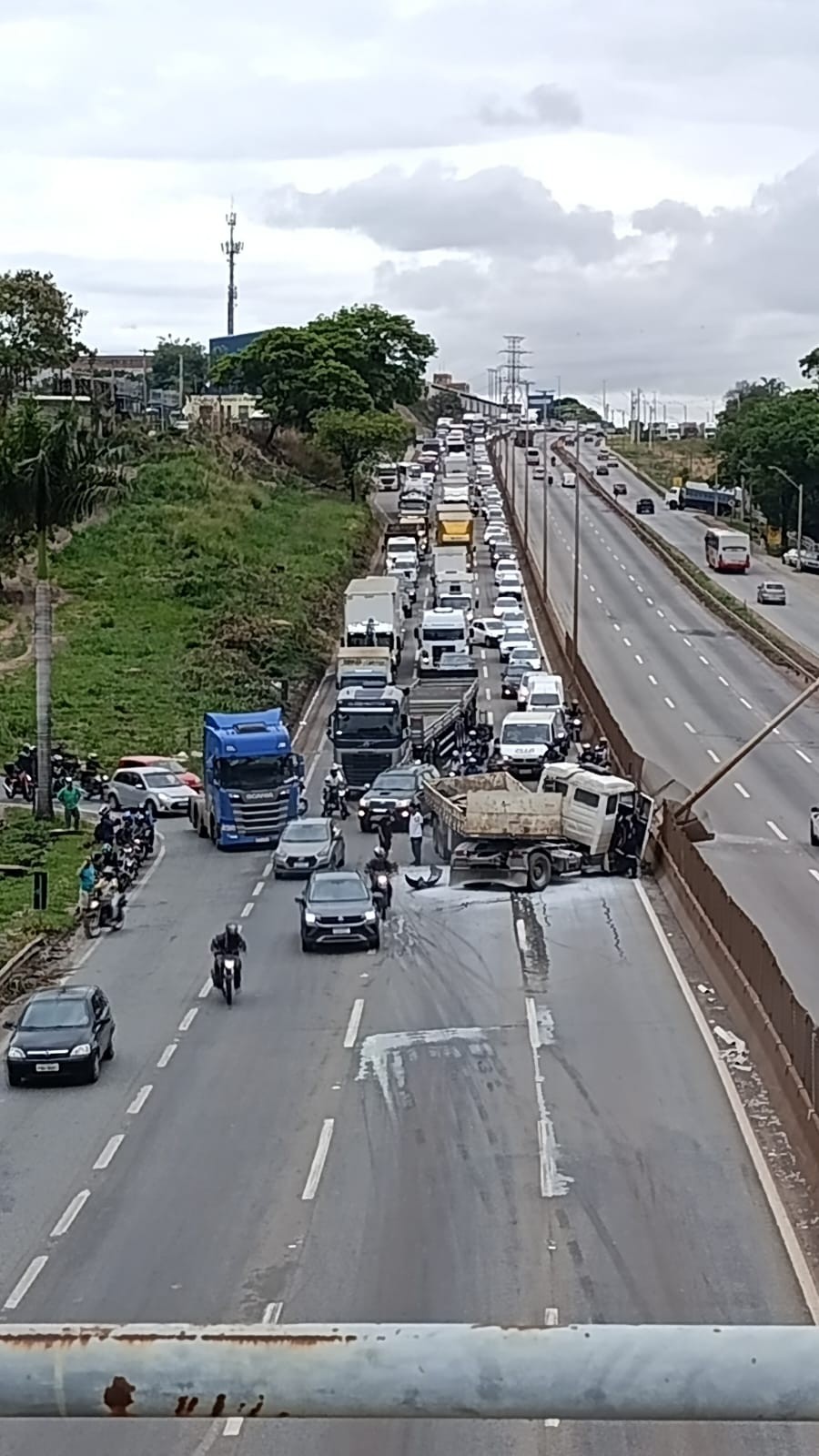 Motorista flagra momento em que carreta provoca acidente na rodovia Fernão Dias; VÍDEO