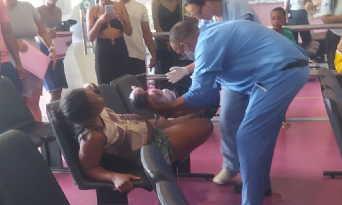 Mulher dá à luz em sala de espera de maternidade na Bahia 