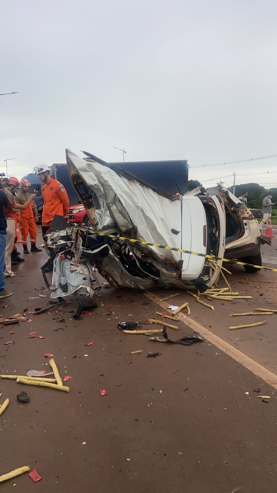 Duas pessoas morrem e motorista fica ferido em acidente entre carro e caminhão na BR-163 em MT