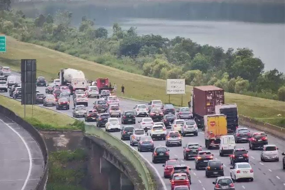 Motoristas encaram lentidão nas estradas para chegar ao litoral de SP neste sábado (14) — Foto: Ecovias
