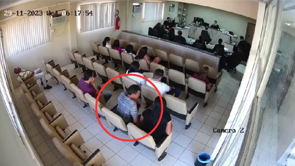 Atirador estava sentado, acompanhando sessão do júri em São José do Belmonte — Foto: Reprodução