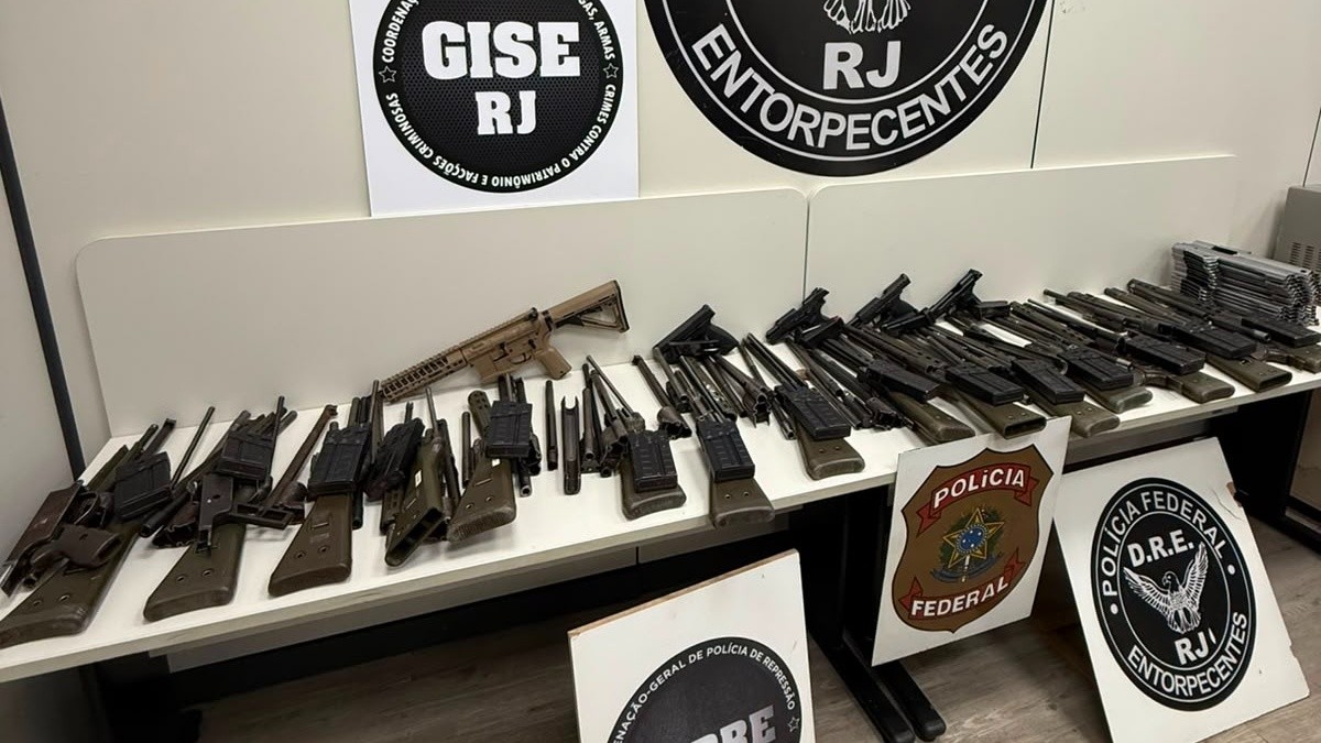 PF prende motorista com 16 fuzis e 4 pistolas na Via Dutra