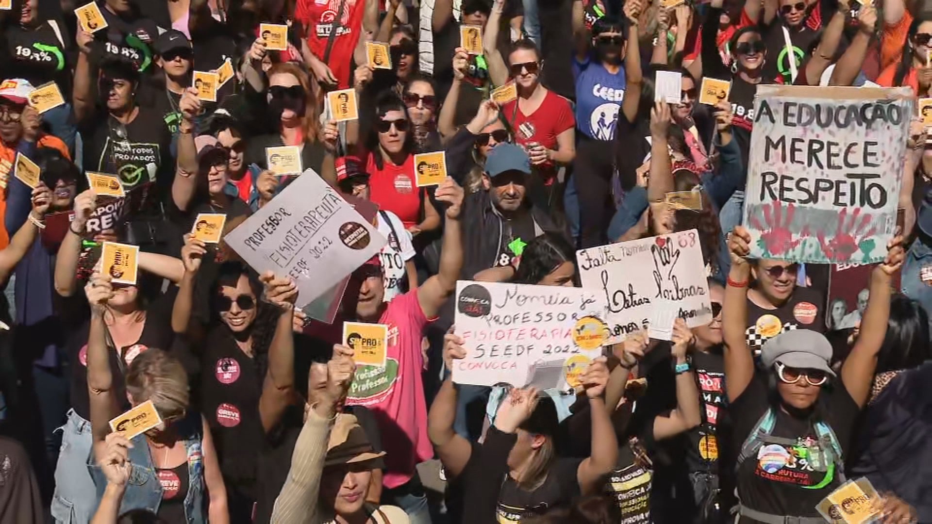Professores da rede pública do DF decidem manter greve