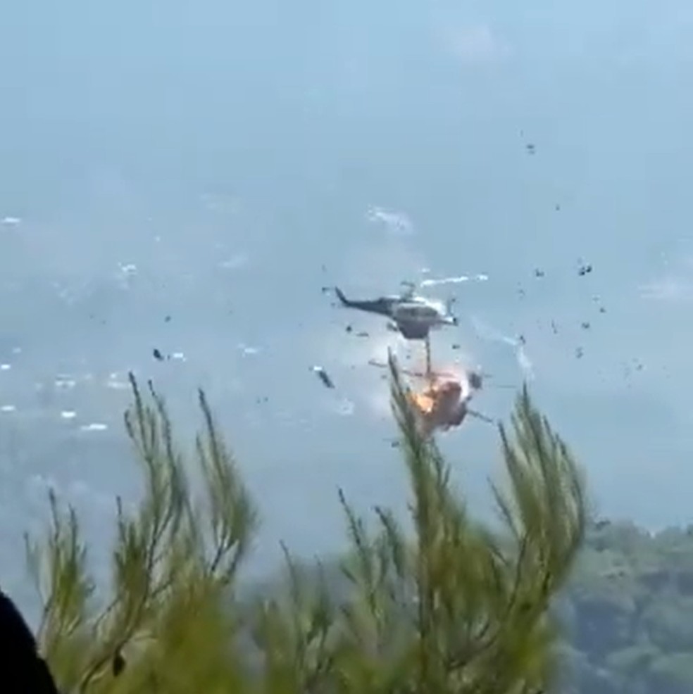 Helicópteros militares colidem no ar ao combater incêndios florestais na Grécia — Foto: Reprodução/redes sociais
