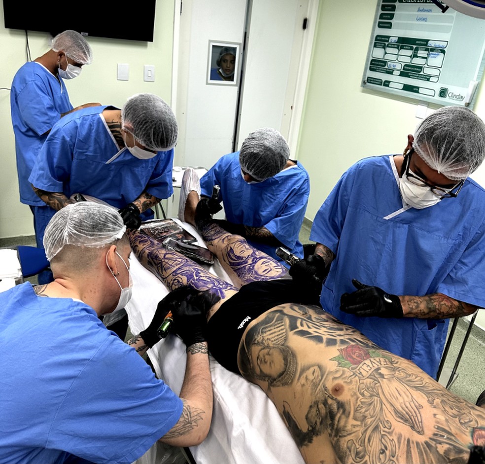 Ex-deputado federal Igor Kannário se submete a sedação para fazer diversas tatuagens em única sessão — Foto: Capone Club