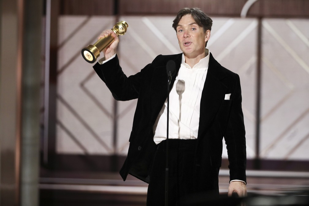 Cillian Murphy agradece pelo prêmio pela atuação em 'Oppenheimer' no Globo de Ouro 2024 — Foto: Sonja Flemming/CBS via AP
