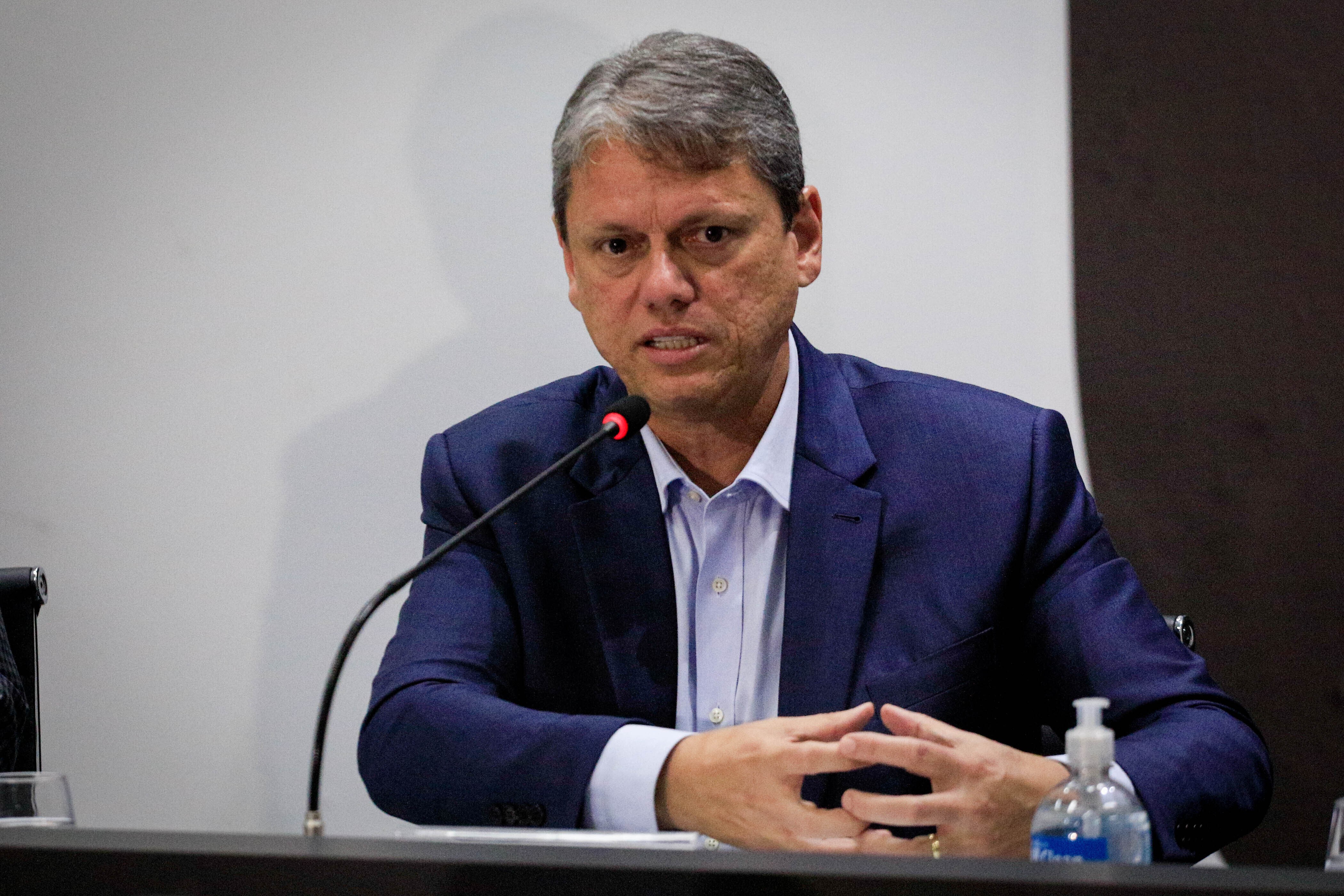 Tarcísio envia à Alesp projeto de reajuste salarial de 10% e plano de carreira para polícia após pressão da categoria