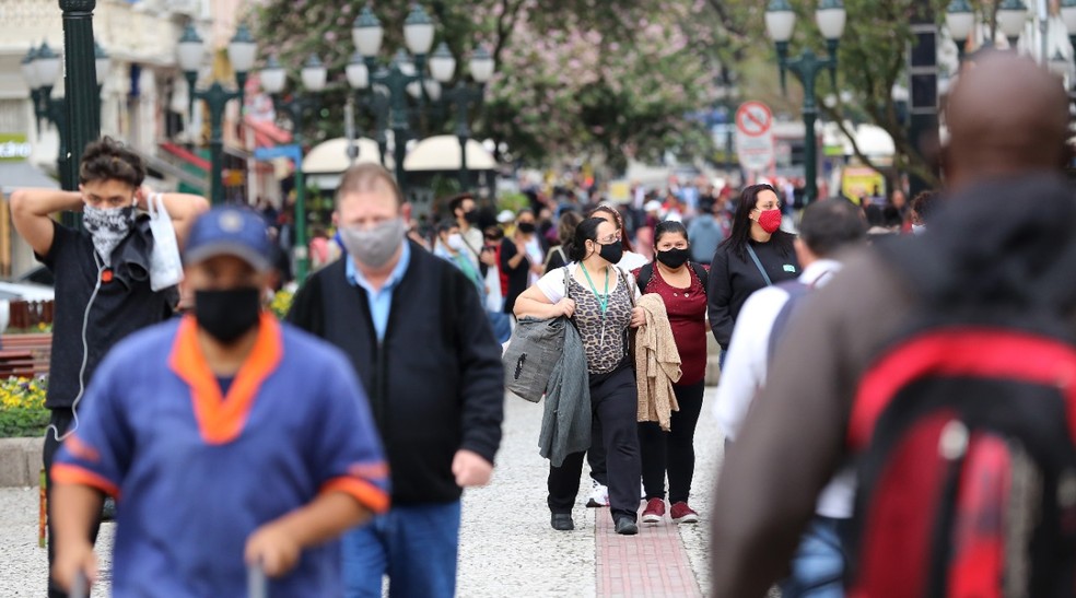 Prefeitura de Curitiba flexibiliza regras e libera jogos com até