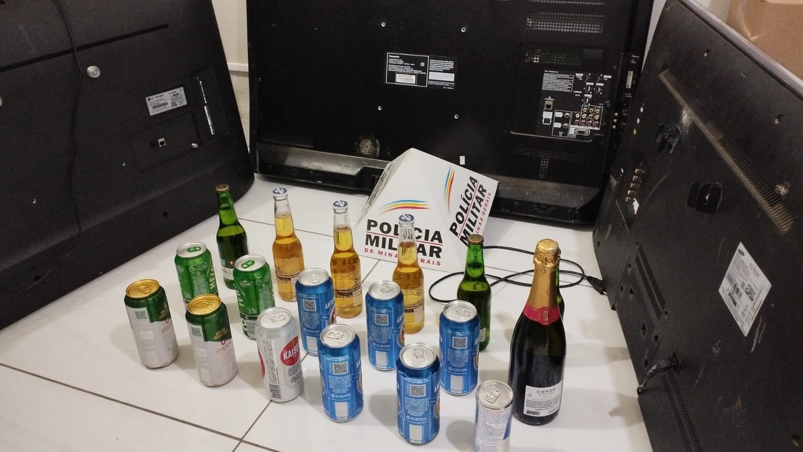 Bebidas e aparelhos de tv furtados são encontrados na casa de ex-detento em Arcos 