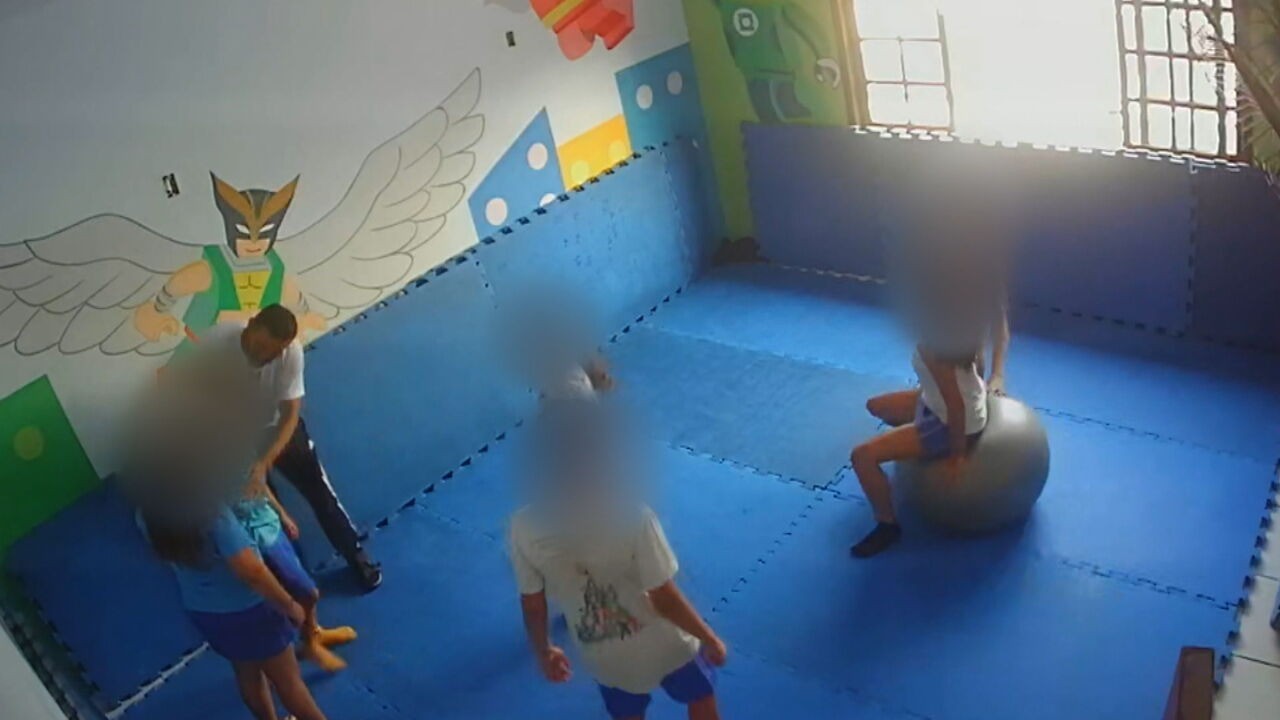 Vídeo mostra agressão de professor a criança autista em escola do Rio; mãe diz que filho ainda lida com o trauma