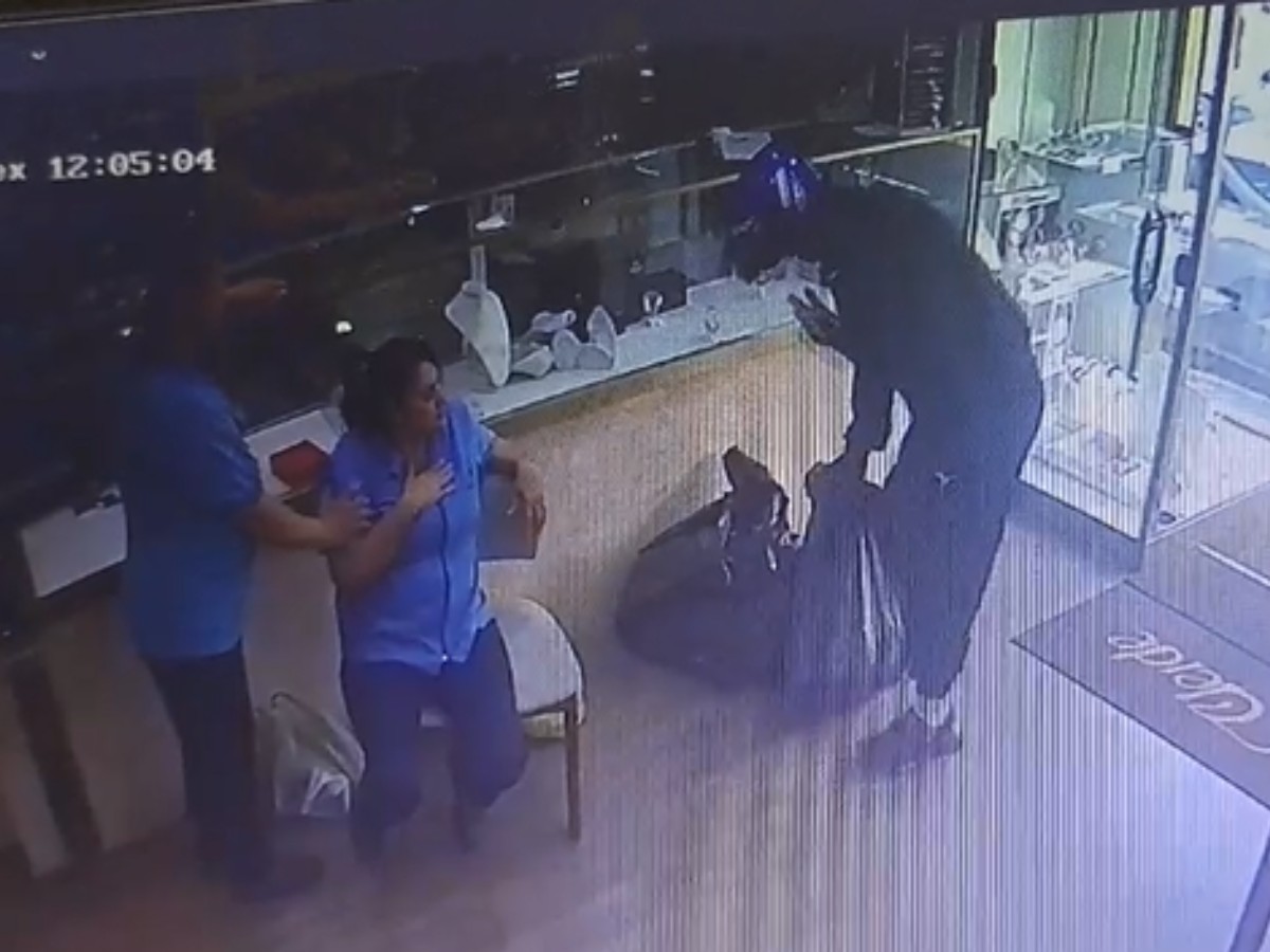 Homem assalta joalheria e foge a pé, no Centro de Limeira