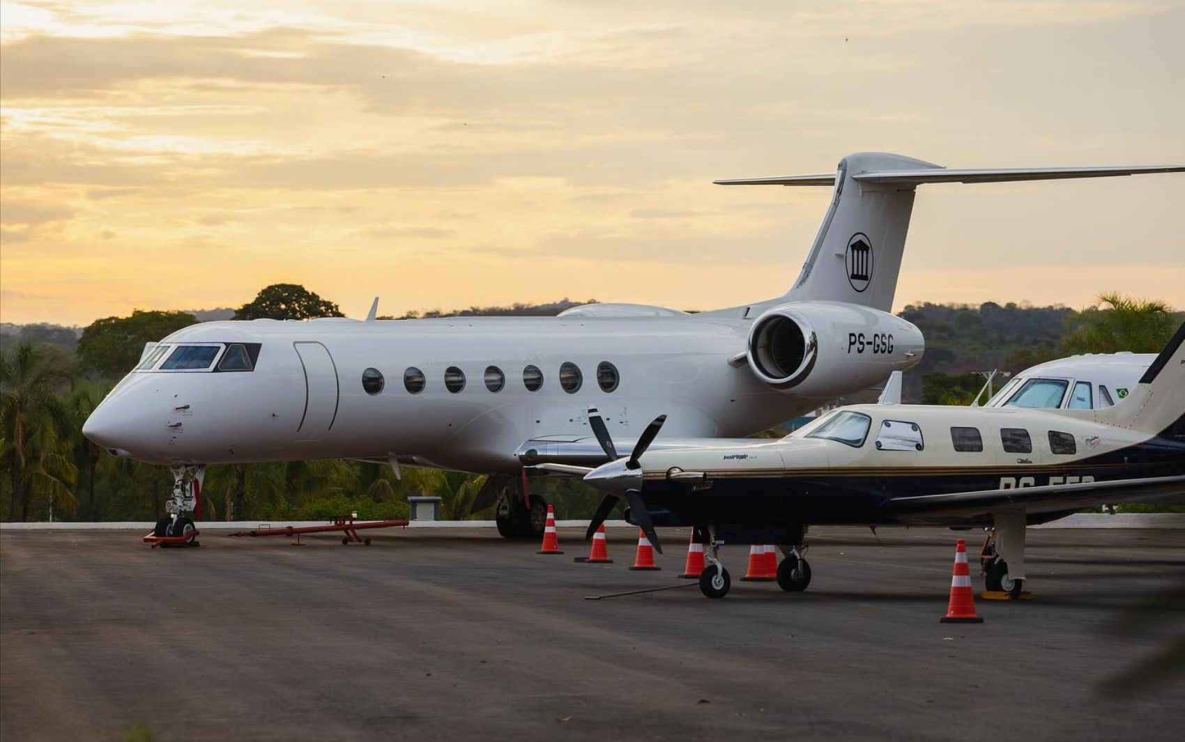 Mais de R$ 100 milhões e 17 passageiros: veja detalhes dos aviões que aparecem em mansão de Gusttavo Lima 