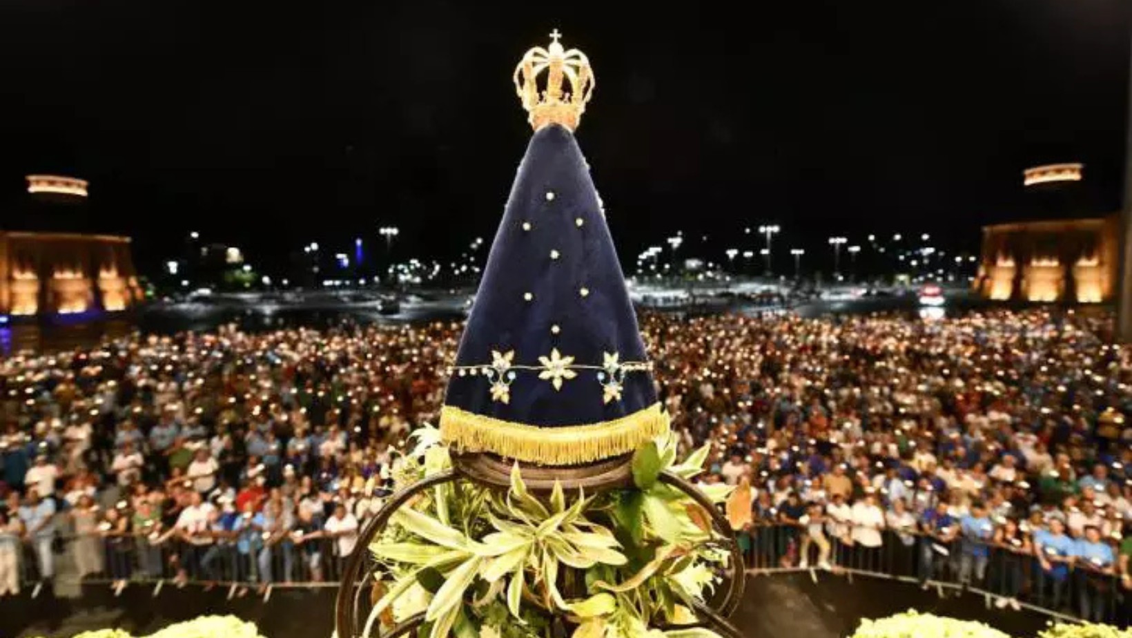 FOTOS: Multidão se reúne em Aparecida para procissão luminosa do Terço dos Homens