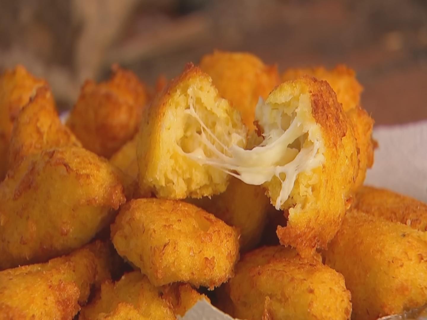 Receita Nosso Campo: aprenda a fazer um bolinho de milho recheado com queijo