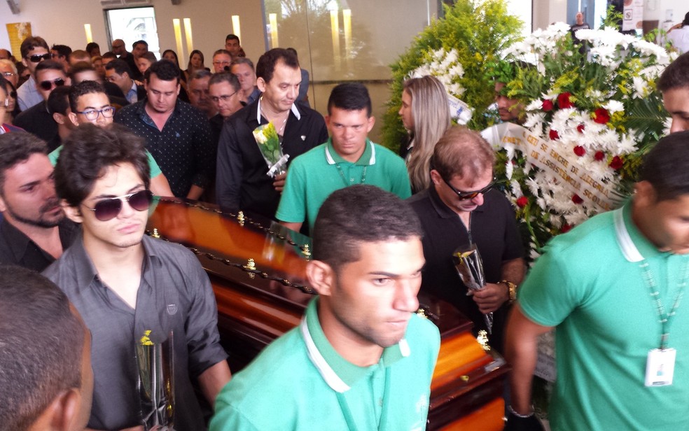 Corpo do humorista Shaolin sendo enterrado � Foto: Artur Lira/G1 PB