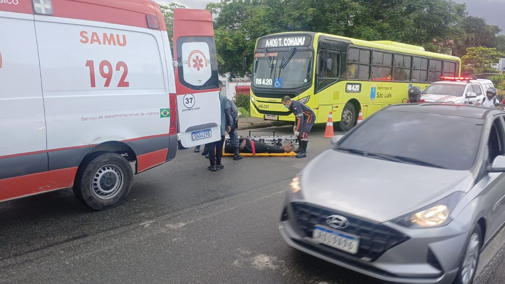 Motorista foge após colisão com moto de aplicativo em São Luís; passageira fica ferida